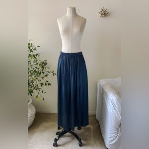Side-slit featherweight satin maxi skirt in Blue size 6
Item BD520
